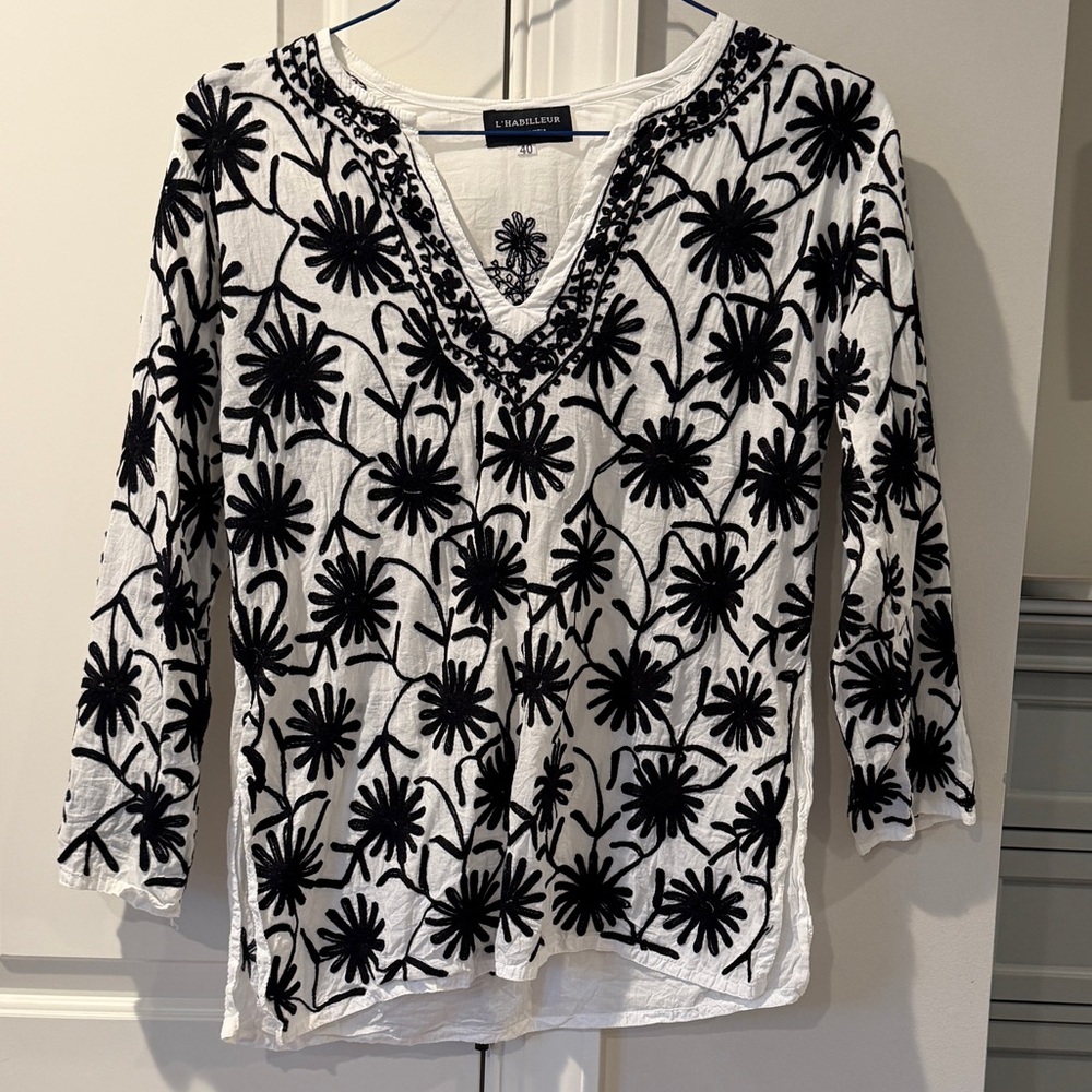 Women’s black and white short tunic top
